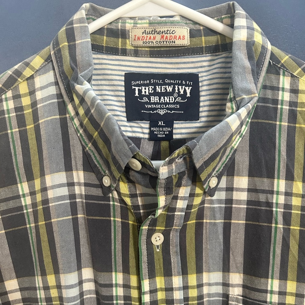Like NEW— Men’s plaid, collared, short sleeve button down shirt